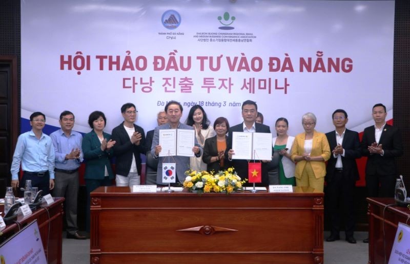 Signature du protocole d'accord entre l'Association des Petites et Moyennes Entreprises de la ville de Dà Nang et l'Association des Petites et Moyennes Entreprises de la région de Daejeon-Sejong-Chungnam. Photo : NDEL.