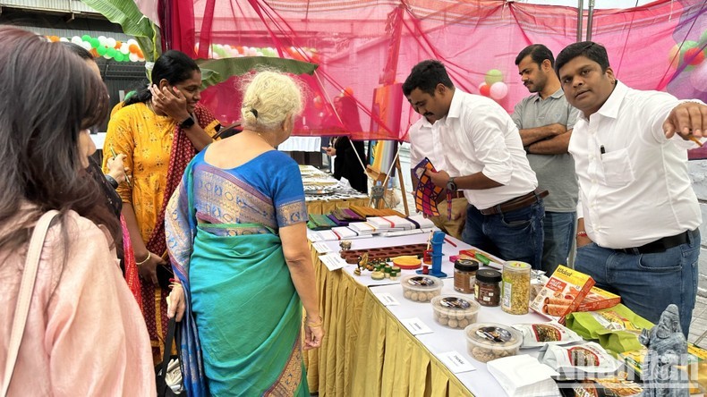 Les visiteurs de l'événement ont eu la chance de déguster des plats traditionnels de l'Inde. Photo : NDEL.