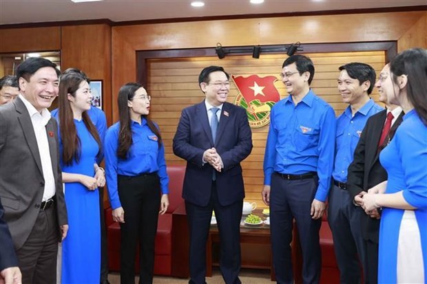 Le Président de l'Assemblée nationale du Vietnam, Vuong Dinh Huê (au centre), et les membres du Secrétariat de l'Union de la Jeunesse communiste Hô Chi Minh. Photo : VNA.
