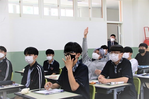 Dans une classe d'enseignement de la langue vietnamienne. Photo : VNA.