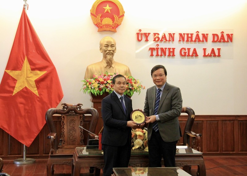Le secrétaire adjoint du Comité provincial du Parti et président du Comité populaire provincial, Truong Hai Long (à droite) et l’ambassadeur laotien au Vietnam, Sengphet Houngboungnuang. Photo : thoidai.com.vn