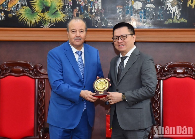 Le rédacteur en chef Lê Quôc Minh (à droite) offre à l'ambassadeur Abdelhamid Boubazine le logo du Journal Nhan Dan. Photo : NDEL.