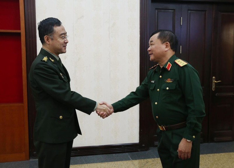Le général de corps d'armée Hoàng Xuân Chiên (à droite), vice-ministre de la Défense et le colonel Pan Tao, attaché de défense de Chine au Vietnam, le 28 mars à Hanoï. Photo : VNA.