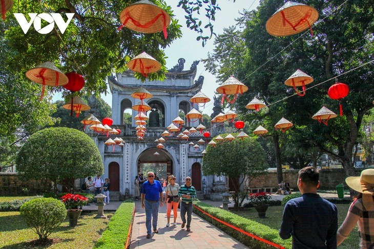 Les touristes visitent le Temple de la Littérature à Hanoi. Photo : VOV.