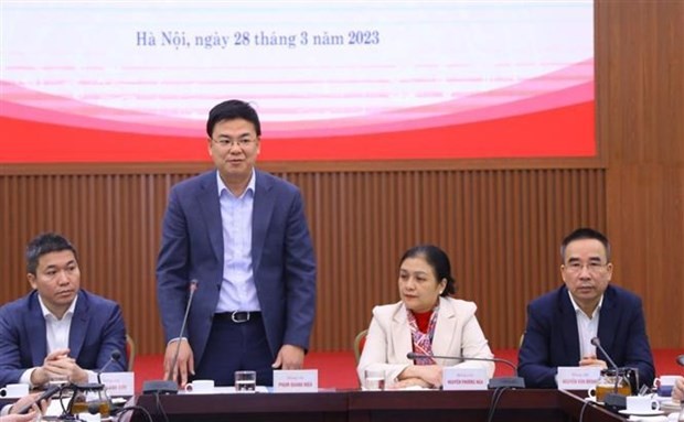 Le vice-ministre vietnamien des Affaires étrangères, Pham Quang Hiêu (debout), prend la parole. Photo : VNA.