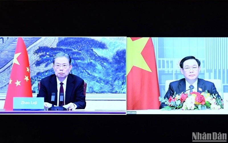 Le Président de l'Assemblée nationale du Vietnam, Vuong Dinh Huê (à droite) et le Président du Comité permanent de l'Assemblée populaire nationale (APN) de Chine, Zhao Leji. Photo : VNA.