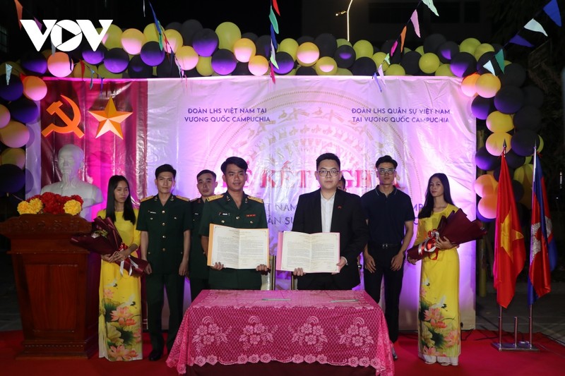 Signature de l’établissement d’une relation de jumelage entre les délégations d’étudiants vietnamiens à l’Université de la Défense nationale du Cambodge et à l’Université royale de Phnom Penh. Photo : VOV.