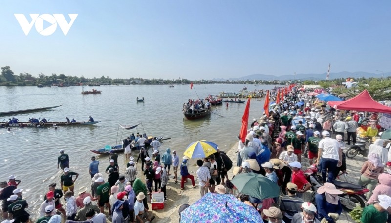 De nombreux habitants viennent regarder et encourager les bateaux de course. Photo : VOV.