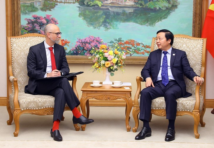 Le Vice-Premier ministre vietnamien, Trân Hông Hà (à droite) et l’ambassadeur du Canada, Shawn Perry Steil. Photo : VGP.