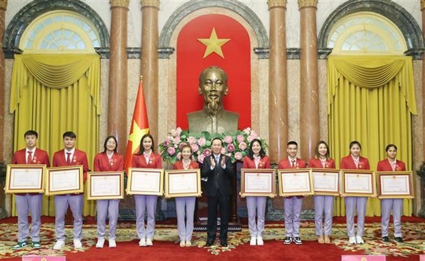 Le Président vietnamien, Vo Van Thuong (au centre), remet l’Ordre du Travail de deuxième classe et l’Ordre du Travail de troisième classe à d’autres athlètes. Photo : VNA.