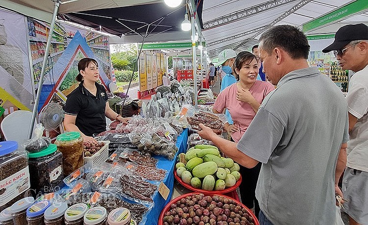 Dans un stand lors de la Semaine des fruits et produits agricoles à Hanoï. Photo : congthuong.vn