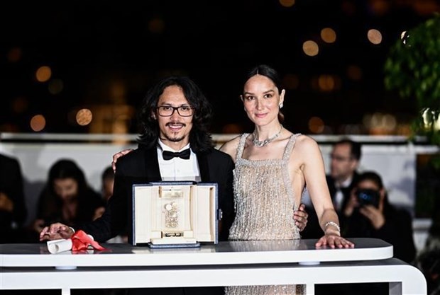 Le réalisateur Pham Thiên Ân (à gauche) a raflé la Caméra d’or du Festival de Cannes 2023 pour le film "L’Arbre aux papillons d’or", le 27 mai 2023 . Photo : VNA.