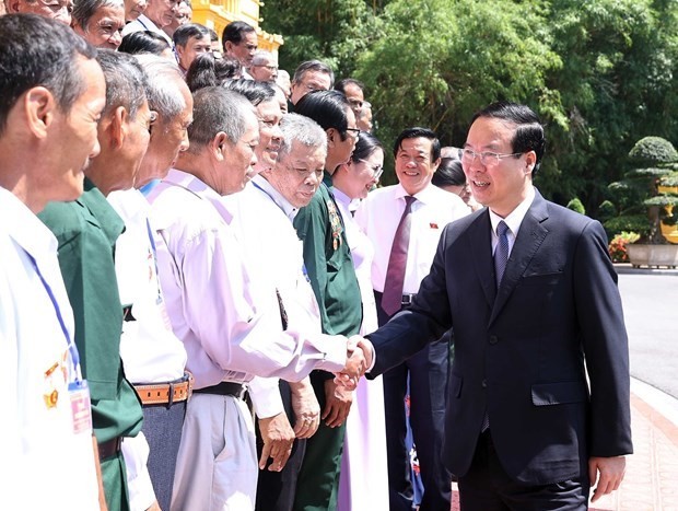 Le Président Vo Van Thuong (à droite) avec les contributeurs à la cause révolutionnaire de Vinh Long, à Hanoi, le 30 mai. Photo : VNA.