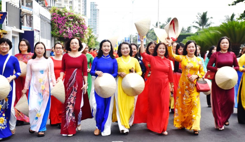 Des femmes participent au défilé en l'honneur de l'"áo dài", patrimoine culturel du Vietnam. Photo : cand.com.vn 