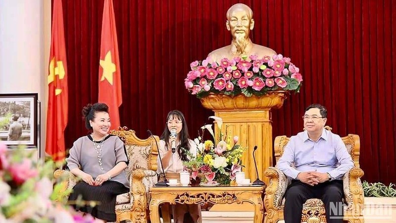 Pham Gia Tuc, secrétaire du Comité du Parti de la province de Nam Dinh (à droite) lors de la rencontre avec la présidente du conseil d'administration du groupe JiaWei. Photo : NDEL.