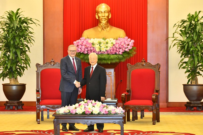 Le Secrétaire général du Parti, Nguyên Phu Trong (à droite) et le chef du Parti travailliste australien et Premier ministre australien, Anthony Albanese. Photo : NDEL.