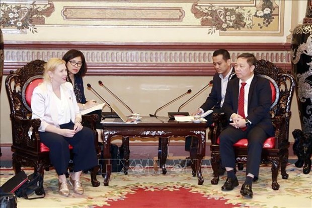 Le vice-président du Comité populaire de Hô Chi Minh-Ville, Duong Anh Duc, et la professeure Claire Macken, directrice générale de RMIT. Photo : VNA
