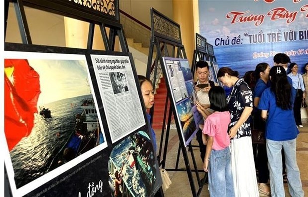 Visiteurs à l'exposition. Photo: VNA