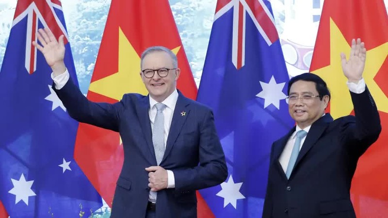 Le PM australien Anthony Albanese (à gauche) et son homologue vietnamien Pham Minh Chinh. Photo : EPA.