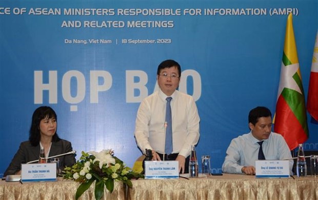 Nguyên Thanh Lâm, vice-ministre de l'Information et de la Communication, prend la parole lors de la conférence de presse. Photo: VNA