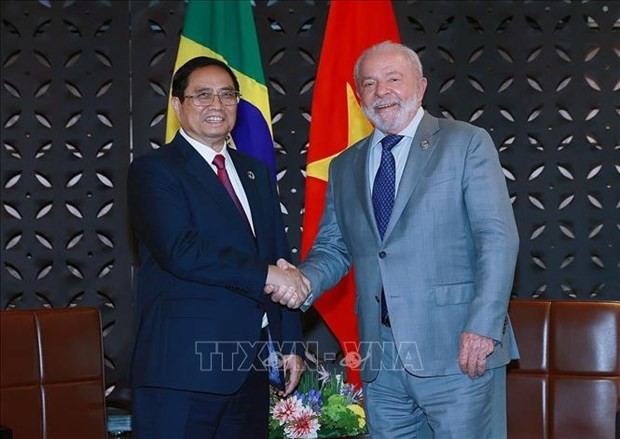 Le Président Luiz Inácio Lula da Silva (à droite) et le Premier ministre Pham Minh Chinh, lors de leur rencontre dans le cadre du Sommet du G7 élargi, à Hiroshima au Japon. Photo: VNA