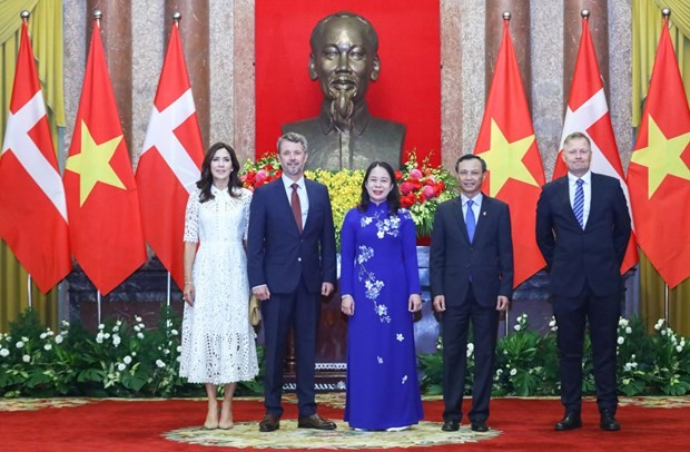 De gauche à droite: la princesse héritière Mary Elizabeth, le prince héritier Frederik de Danemark, la Vice-Présidente vietnamienne Vo Thi Anh Xuân. Photo: VNA