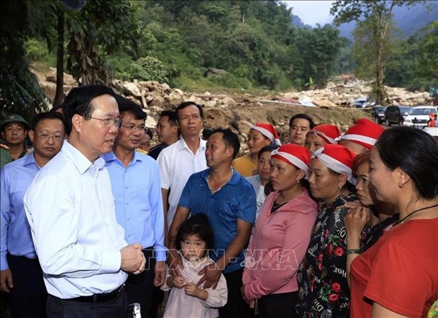 Le Président Vo Van Thuong rend visite aux familles touchées par la crue soudaine à Lào Cai. Photo : VNA.