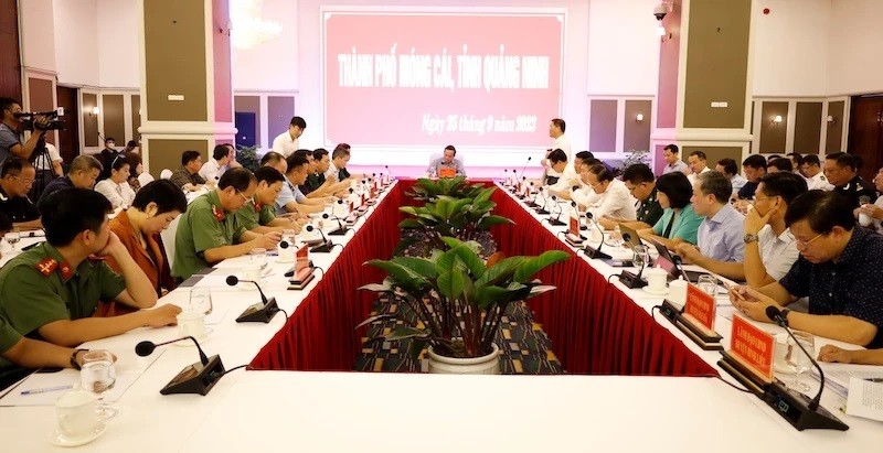 Séance de travail entre le Vice-Premier ministre Trân Luu Quang et les autorités de la province septentrionale de Quang Ninh. Photo : NDEL.