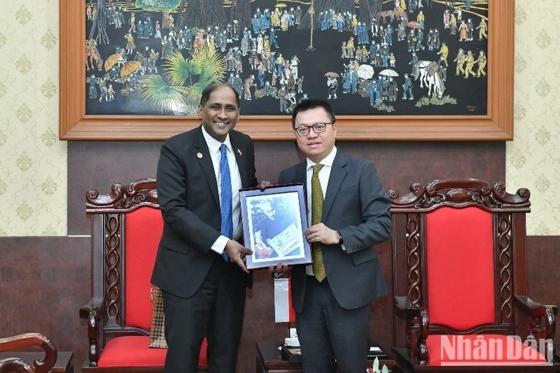 Le rédacteur en chef du journal Nhân Dân, Lê Quôc Minh (à droite) et l’ambassadeur de Singapour au Vietnam, Jaya Ratnam. Photo : NDEL.