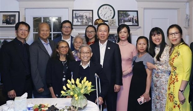 Le Président Vo Van Thuong a rendu visite à la famille du Viêt kiêu Pham Van Tich. Photo : VNA.