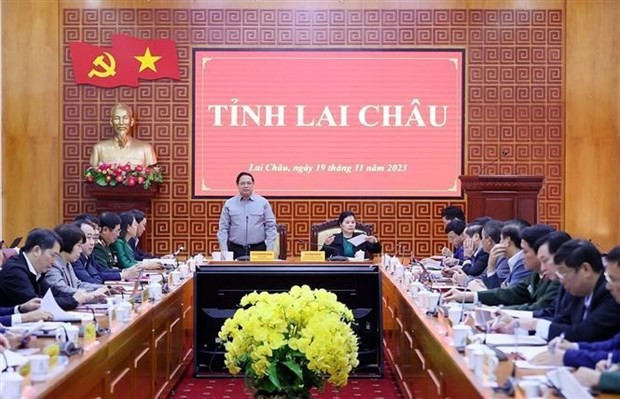 Le Premier ministre Pham Minh Chinh (debout) travaille avec la Permanence du Comité du Parti de Lai Châu. Photo : VNA.