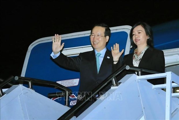 Le Président Vo Van Thuong et son épouse quittent les Etats-Unis, terminant sa participation à la Semaine des dirigeants économique de l’APEC 2023. Photo : VNA.