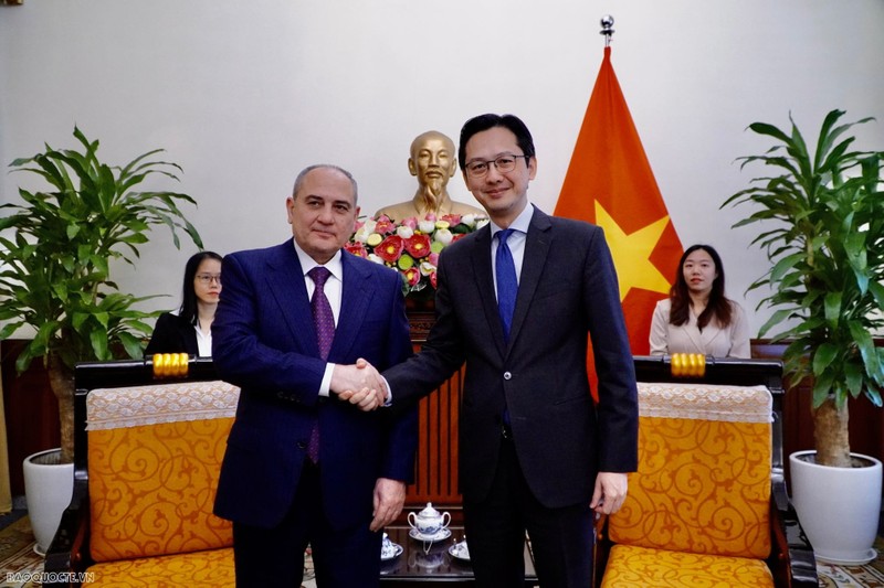 Le vice-ministre des Affaires étrangères, Dô Hùng Viêt (à droite) et le vice-président du Parti du Nouvel Azerbaïdjan, Tahir Budagov. Photo : baoquocte.vn