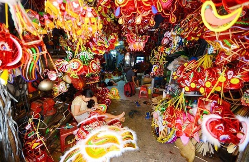 Fête de la mi-automne : visite du village de fabrication des lanternes de Phu Binh
