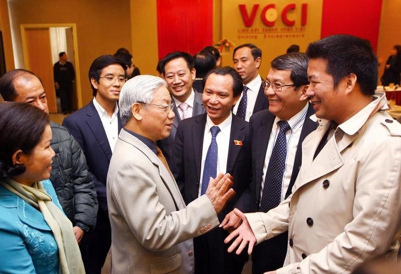 Photo: Le Secrétaire général du Parti communiste du Vietnam, Nguyên Phu Trong, rencontre les représentants de la communauté des affaires et des entrepreneurs lors d’une séance de travail avec la Chambre de Commerce et d’Industrie du Vietnam (VCCI), le 17 décembre 2011.