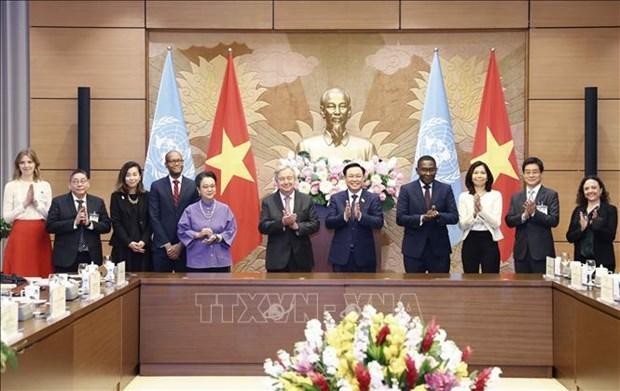 Le Président de l’Assemblée nationale du Vietnam, Vuong Dinh Huê (5e, à droite) et le Secrétaire général de l’ONU, Antonio Guterres, en visite officielle au Vietnam. Photo : VNA.
