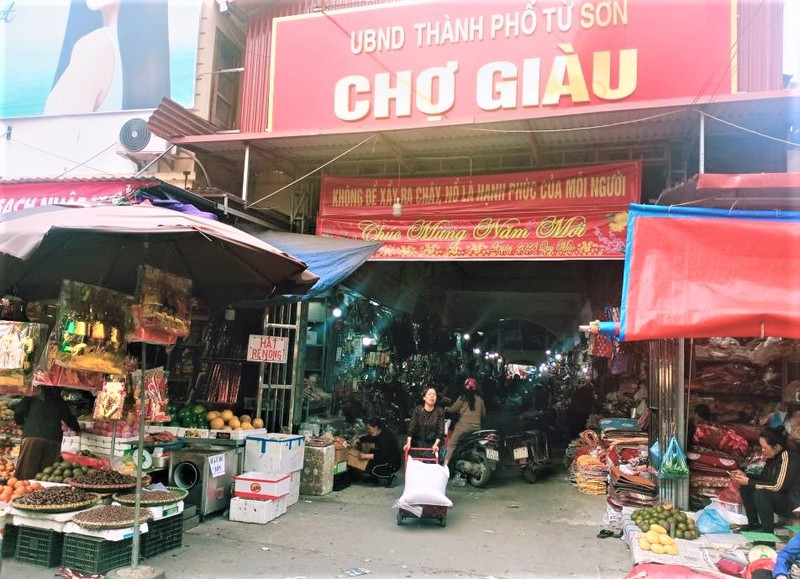  La porte d’entrée du marché Giàu. Photo : Minh Minh/NDEL.