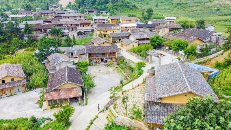 Le village de Lô Lô Chai, situé près de la pointe la plus septentrionale du Vietnam, a connu une transformation remarquable. Il reste le gardien d'un patrimoine profondément enraciné, avec des maisons transmises de génération en génération par l’ethnie Lô Lô, préservant leurs caractéristiques culturelles traditionnelles. 