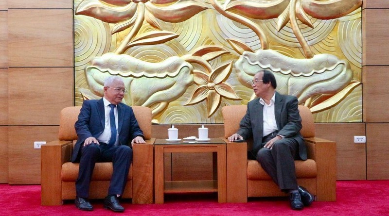 Le président de l’Association d’Amitié Vietnam — Ouzbékistan, Luong Phan Cu, (à droite) et le président de l’Association d’Amitié Ouzbékistan — Vietnam, Alisher Mukhamedov. Photo : thoidai.com.vn