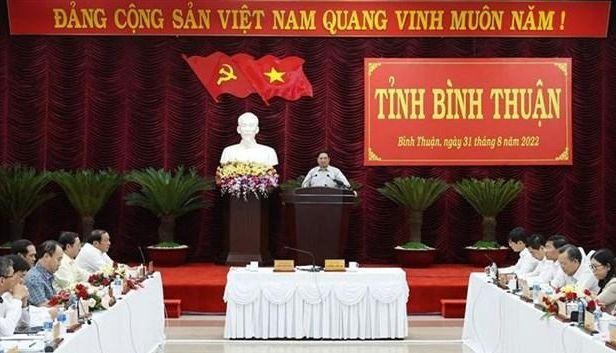 Le Premier ministre Pham Minh Chinh travaille avec des responsables de la province de Binh Thuan. Photo: VNA