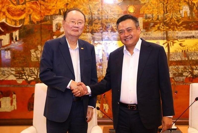 Le président du comité populaire de Hanoï, Trân Sy Thanh (à droite) et le président de Charmvit, Lee Dae Bong. Photo: thoidai.com.vn