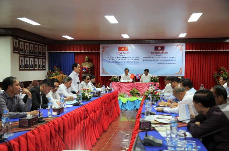 Entretien entre le gouverneur de la province lao de Sékong, Leklay Sivilay, et entreprises de Quang Nam. Photo : thoidai.com.vn