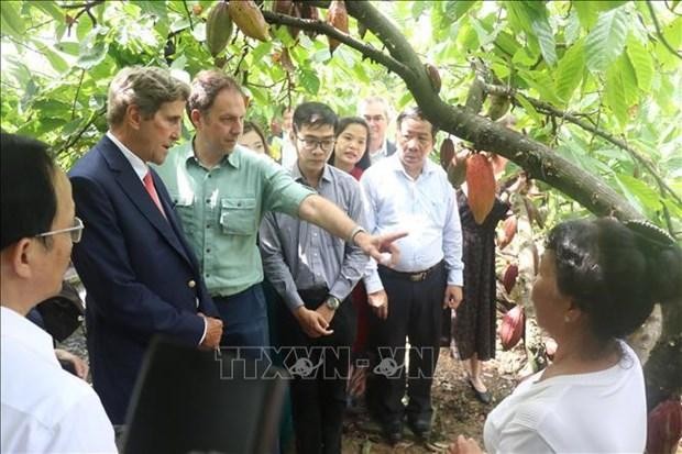 John Forbes Kerry, envoyé spécial du président américain pour le climat , se rend à une installation de production de cacao dans le district de Chau Thanh, Ben Tre. Photo: VNA