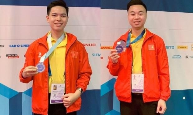 Nguyên Xuân Thai (à gauche) et Nguyên Thanh Tùng remportent la médaille d'argent au WorldSkills Competition. Source : Vnexpress.