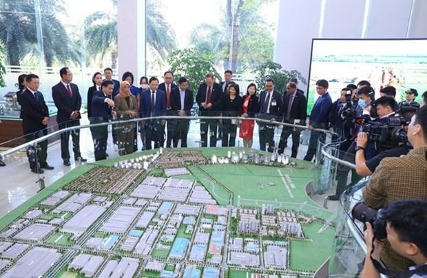 La Présidente singapourienne, Halimah Yacob, s'informe du modèle du parc industriel VSIP Bac Ninh. Photo: VNA