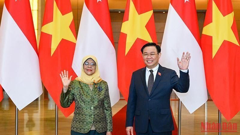 Le Président de l’Assemblé nationale vietnamienne Vuong Dinh Huê et a Présidente singapourienne Halimah Yacob. 
