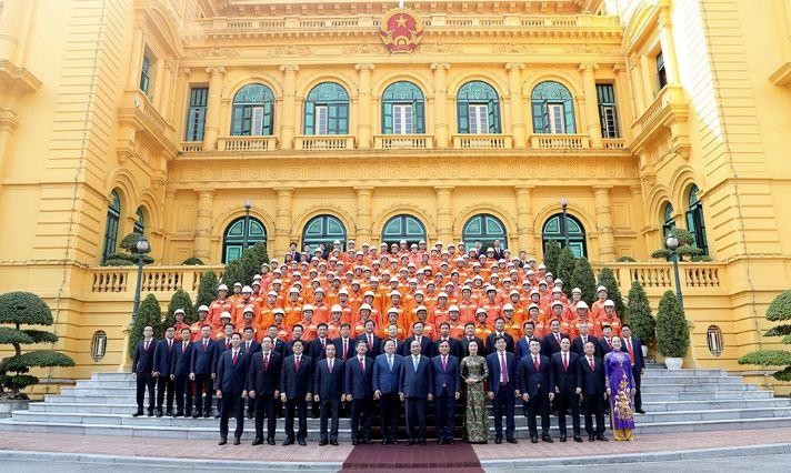 Le Président Nguyên Xuân Phuc pose avec des cadres et des ouvriers excellents du groupe EVN. Photo : nangluongvietnam.