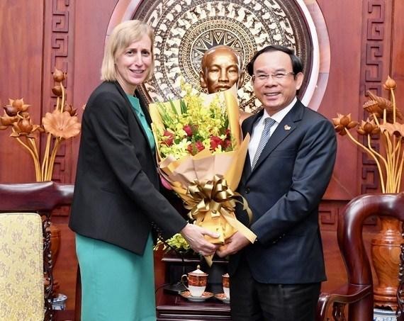 Nguyên Van Nên, secrétaire du Comité du Parti de Hô Chi Minh-Ville et la nouvelle consule générale des États-Unis, Susan Burns. Photo : VNA 