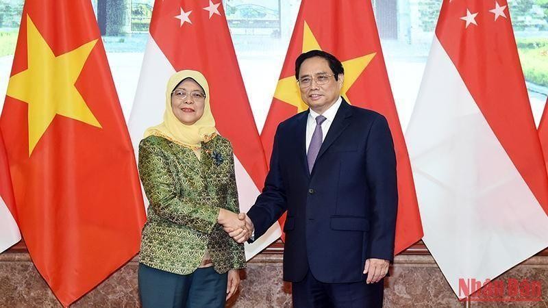 Le Premier ministre Pham Minh Chinh et la Présidente singapourienne Halimah Yacob, en visite d’État au Vietnam du 16 au 20 octobre.