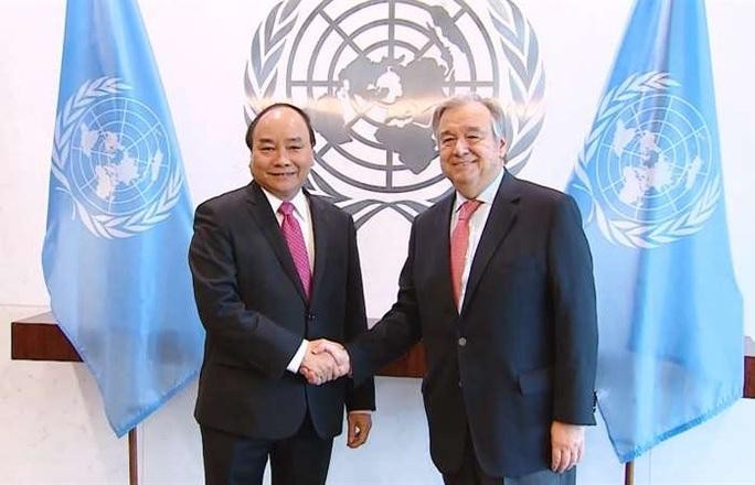 Le Président Nguyên Xuân Phuc (gauche) et le Secrétaire général de l'ONU, António Guterres.